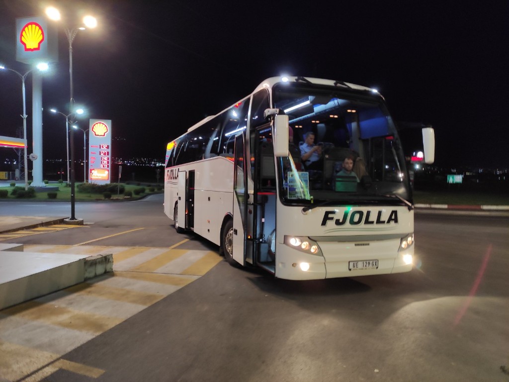 Fjolla coach at night service stop